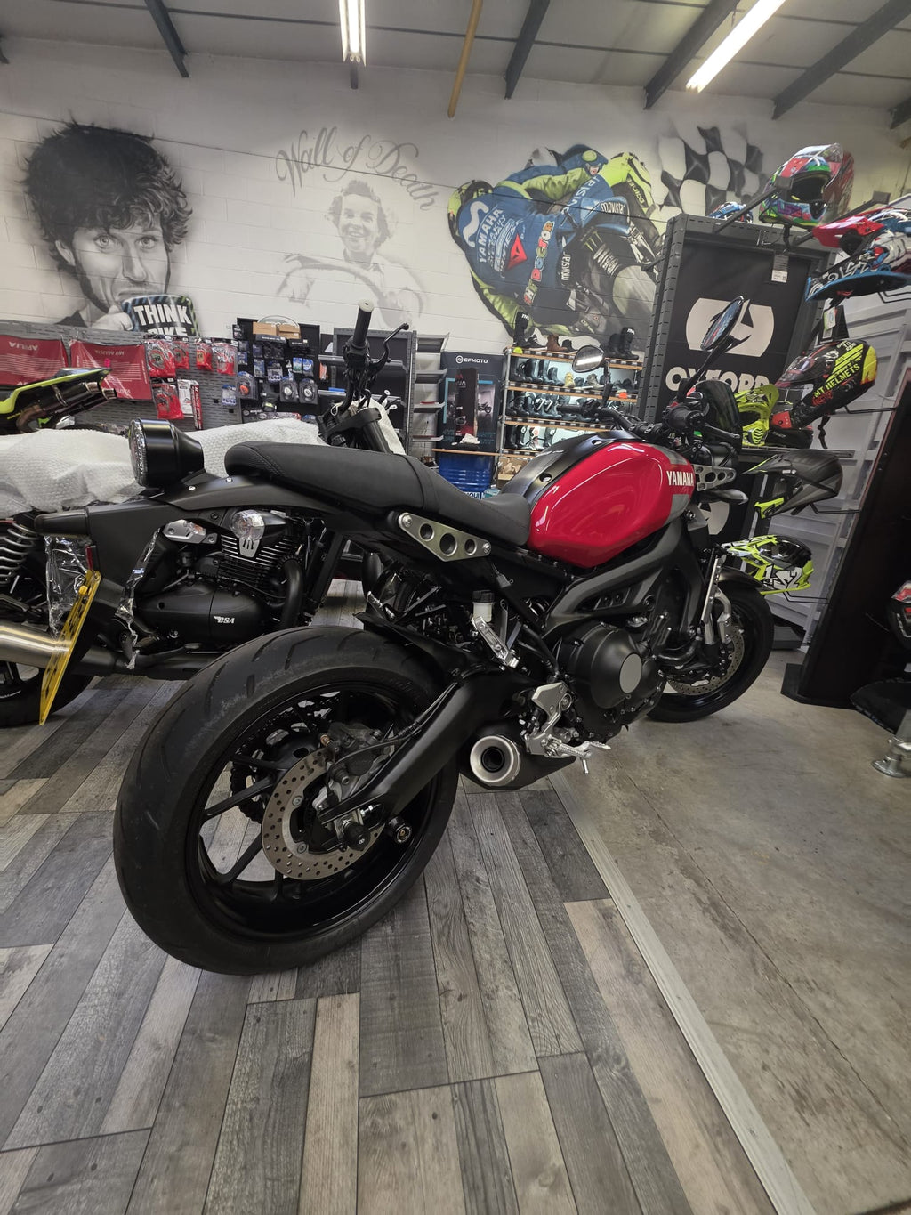 Yamaha XSR900 - Red