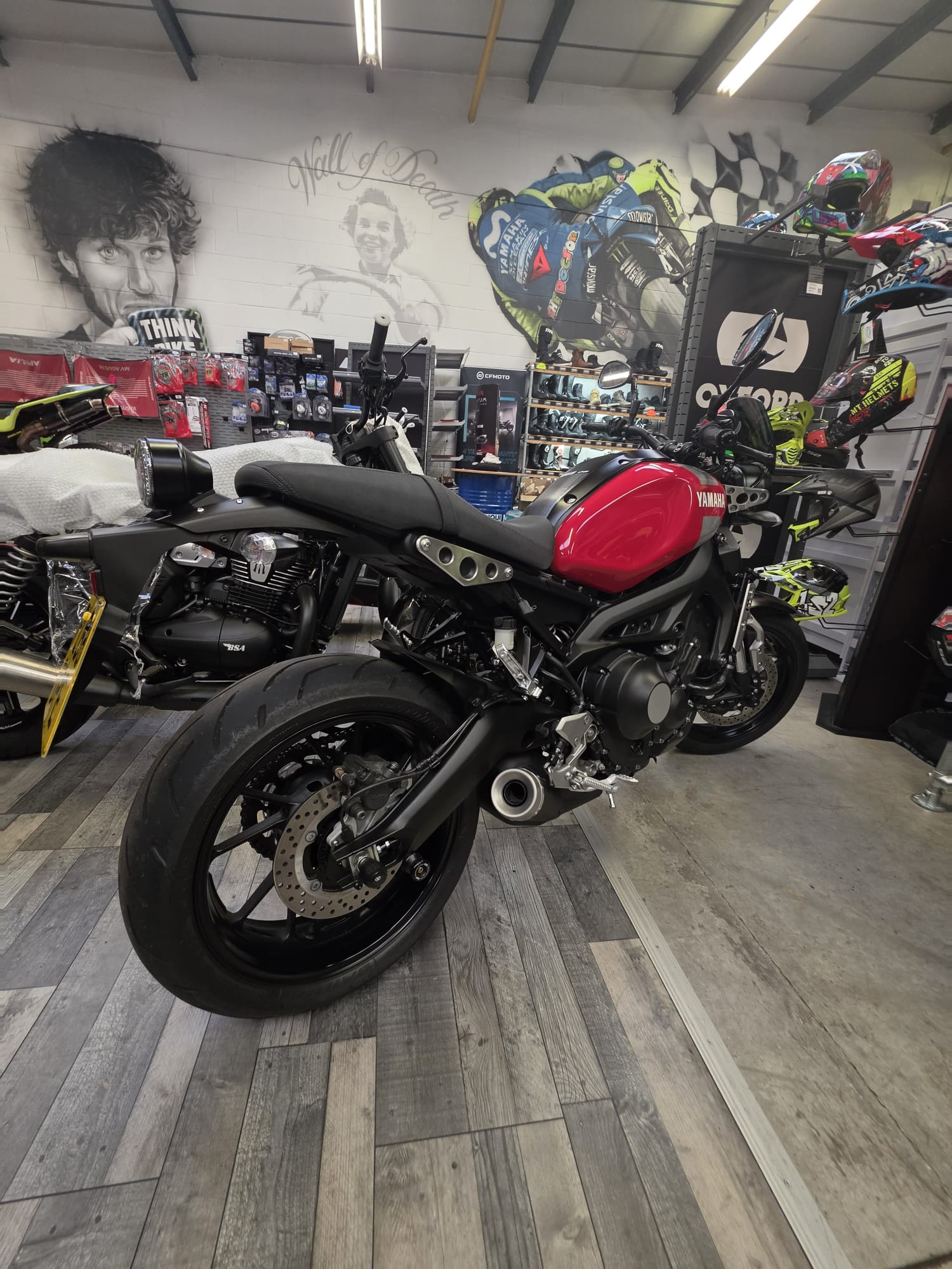 Yamaha XSR900 - Red
