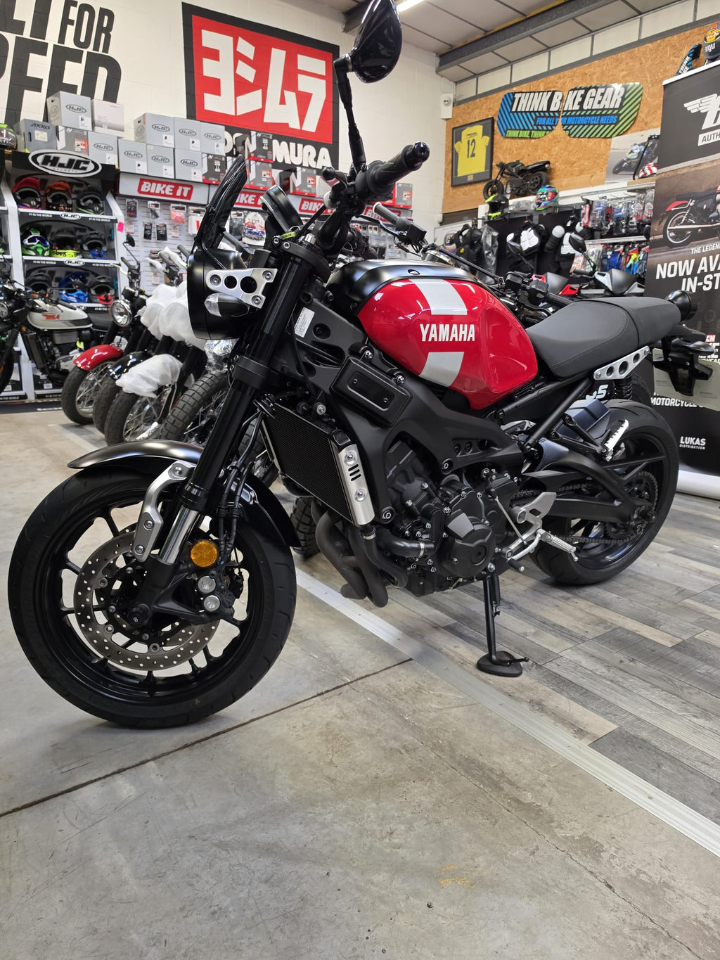Yamaha XSR900 - Red
