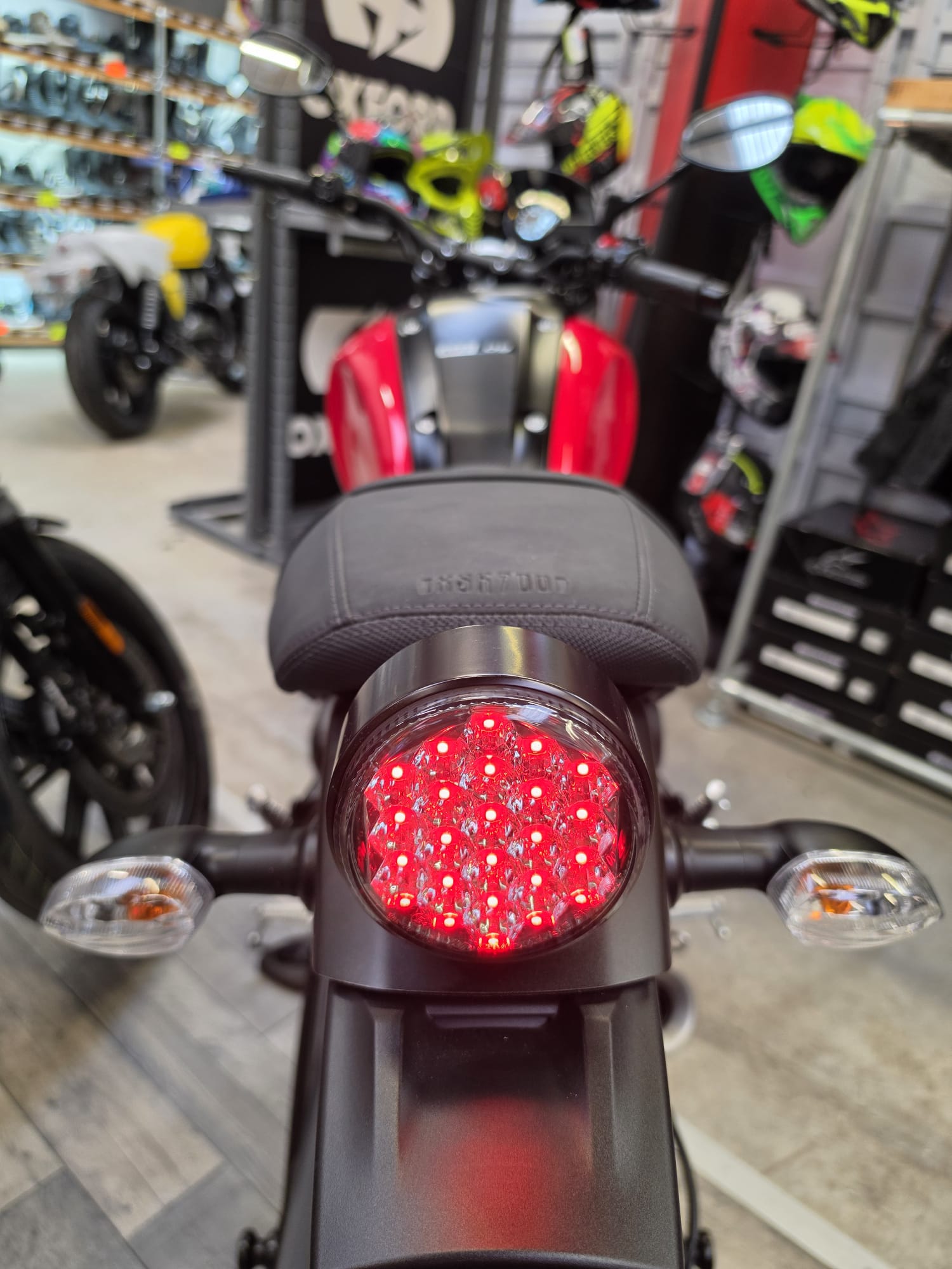 Yamaha XSR900 - Red