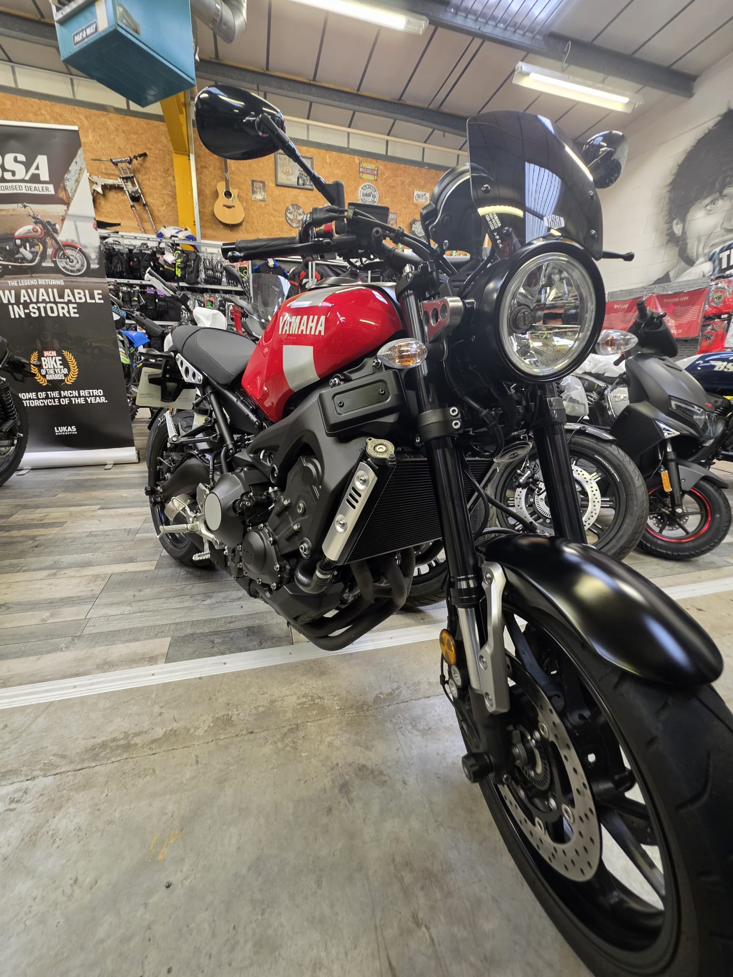 Yamaha XSR900 - Red