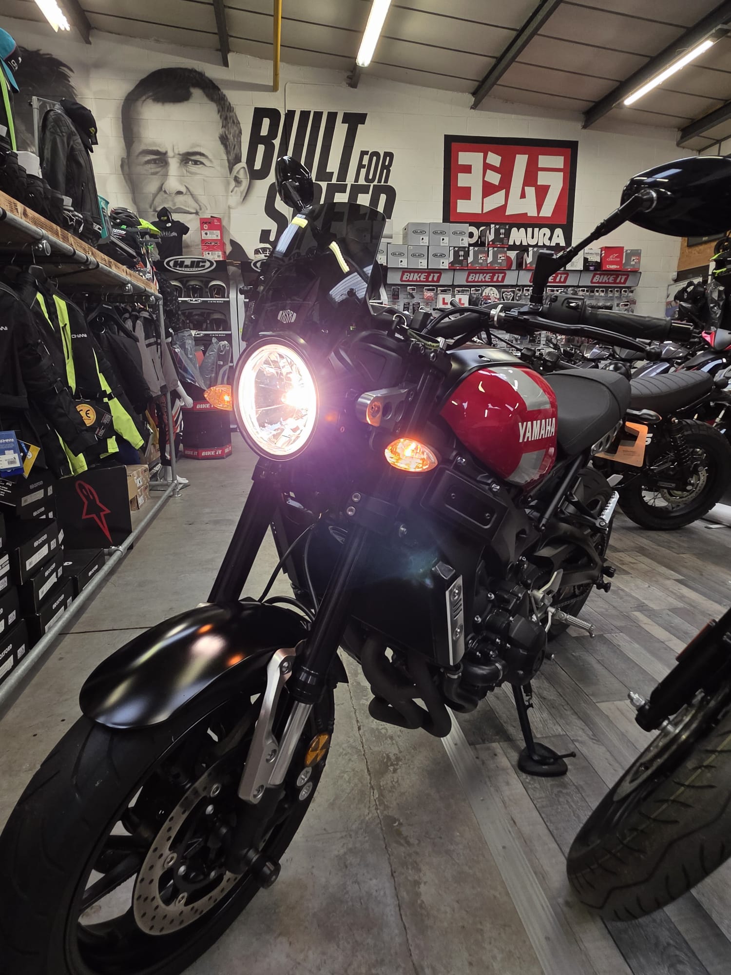 Yamaha XSR900 - Red