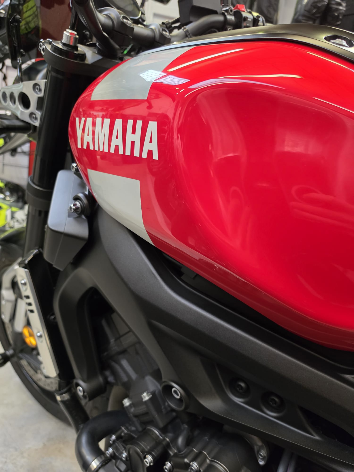 Yamaha XSR900 - Red