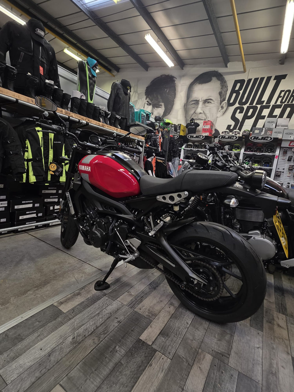 Yamaha XSR900 - Red