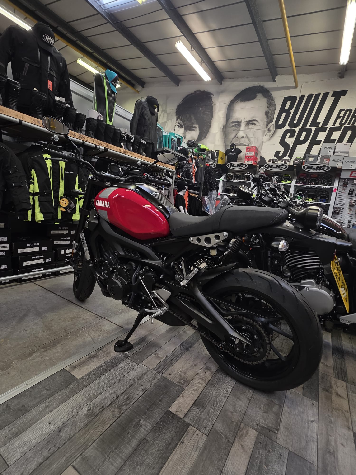 Yamaha XSR900 - Red