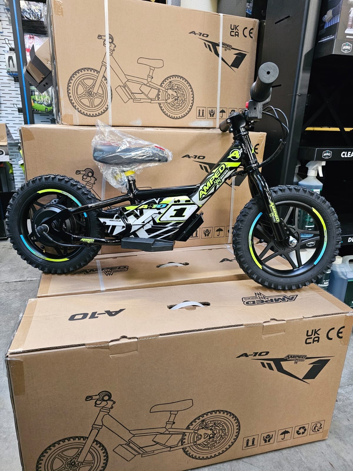 Amped A10 Black 150w 18v Electric Kids Age 3+ Balance Bike Black Yellow New 2025