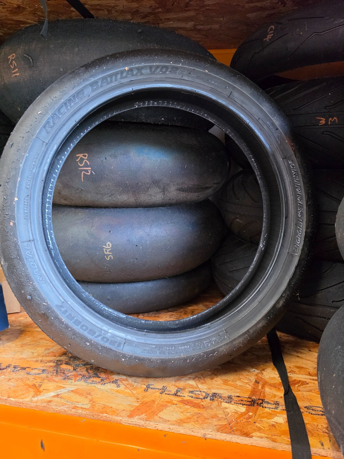 Bridgestone Battlax Racing V02 Front Racing Slick – 120 605 R17 – Soft Compound