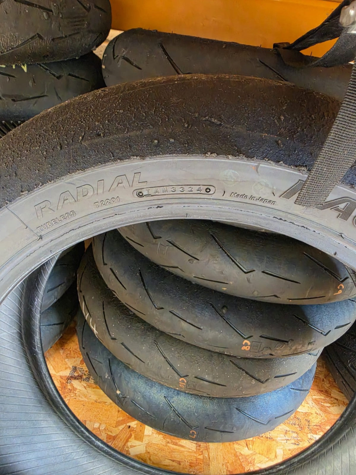 Bridgestone Racing Battlax V02 medium Part worn Rear Racing Slick 200/660- 17