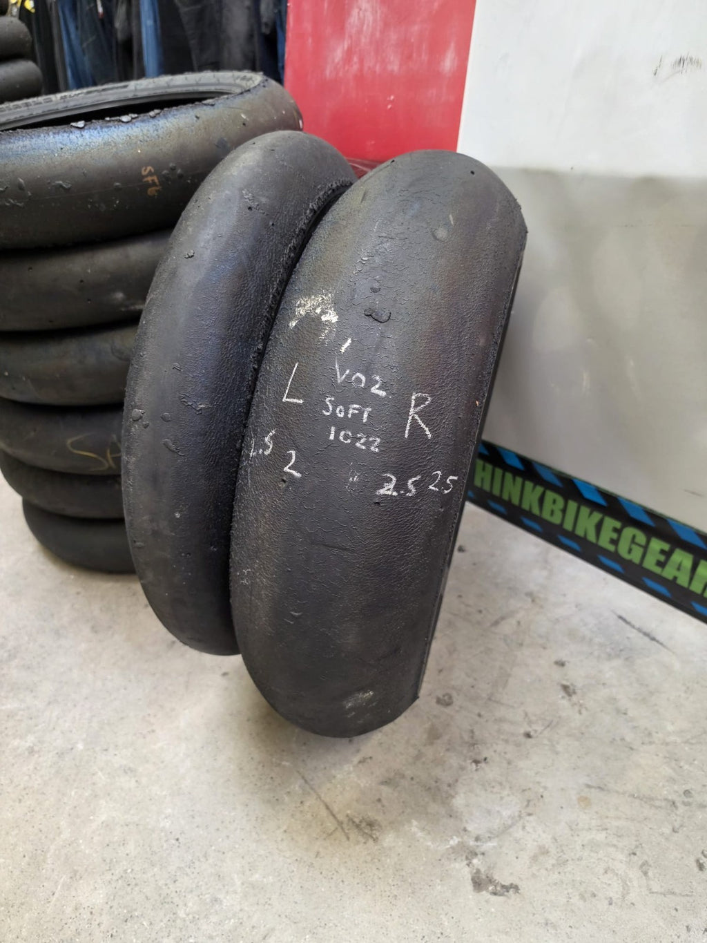 Bridgestone Racing Battlax V02, soft- perfect for track days or racing