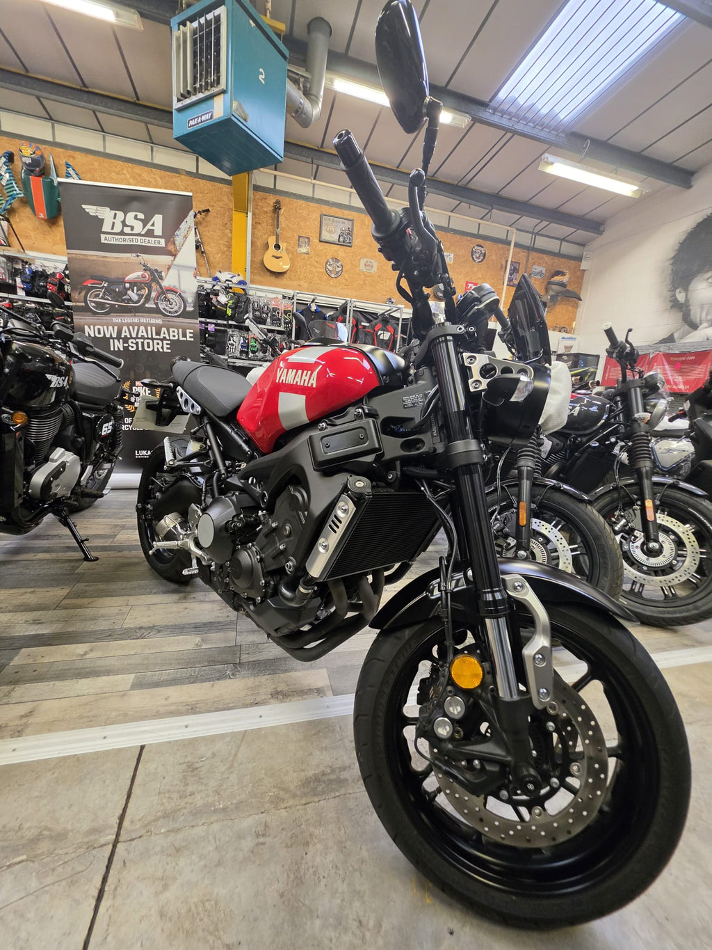 Yamaha XSR900 - Red