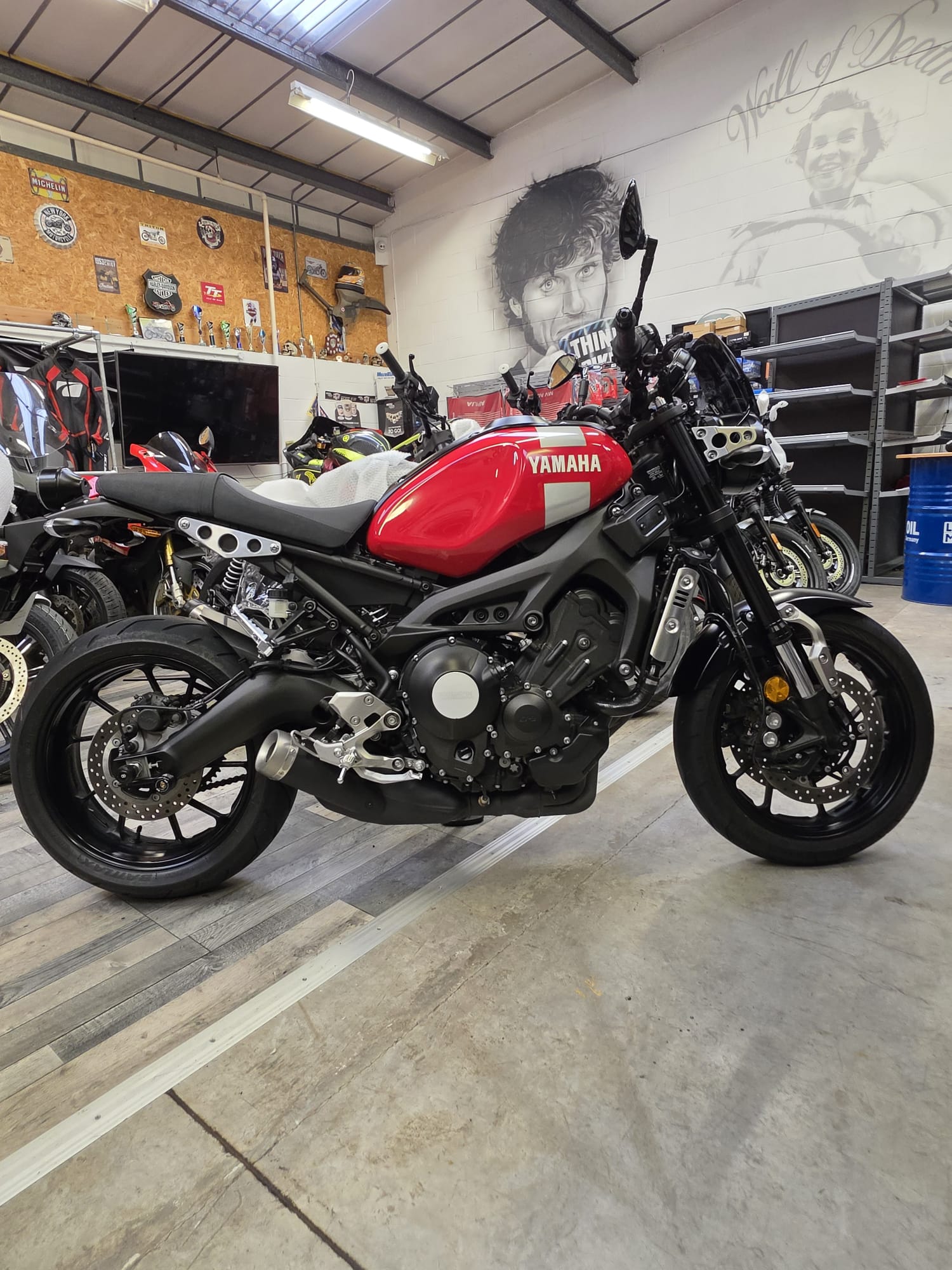Yamaha XSR900 - Red