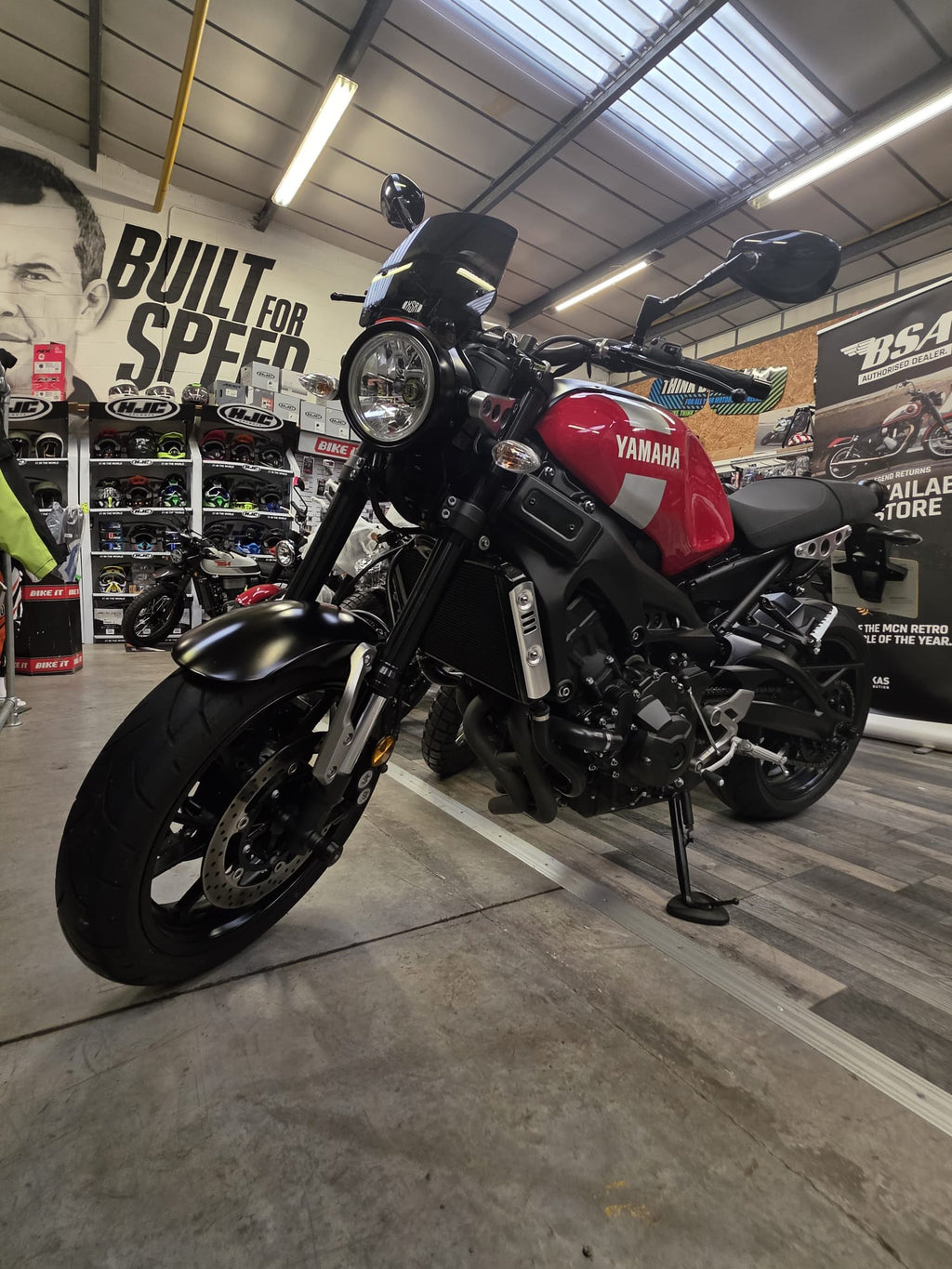Yamaha XSR900 - Red