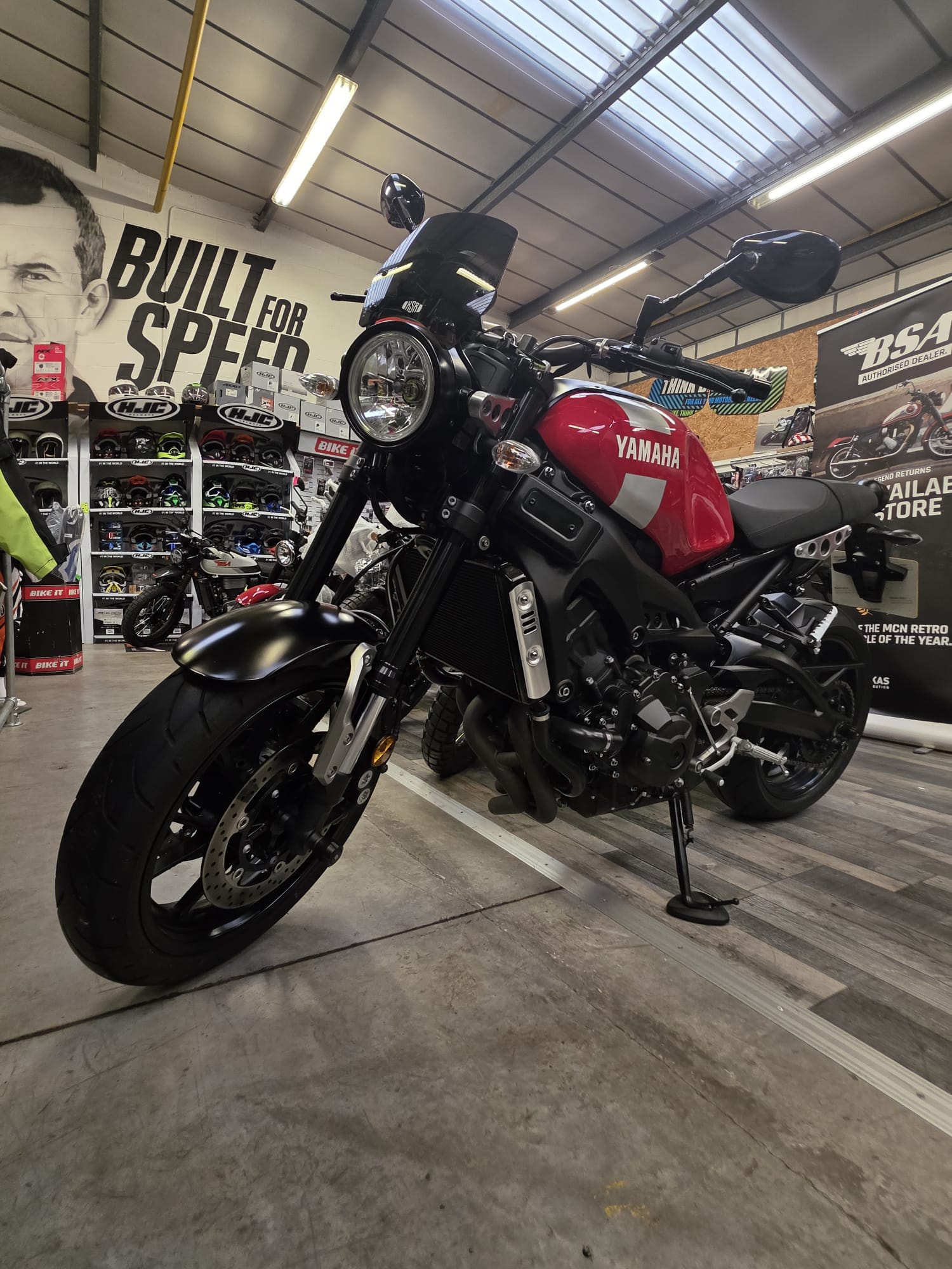 Yamaha XSR900 - Red