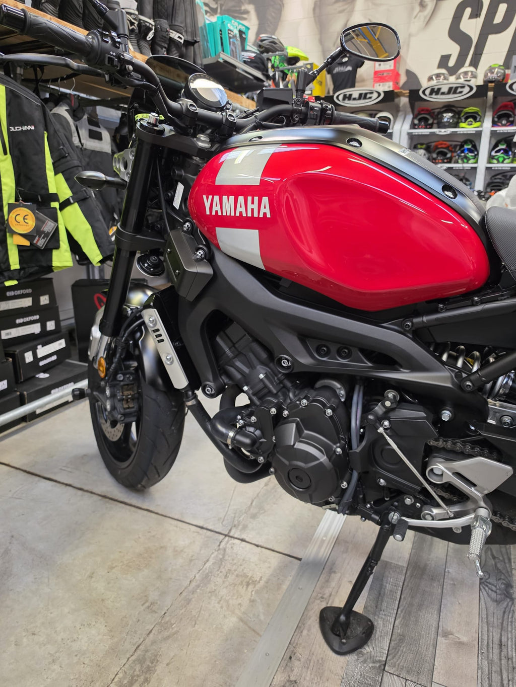 Yamaha XSR900 - Red