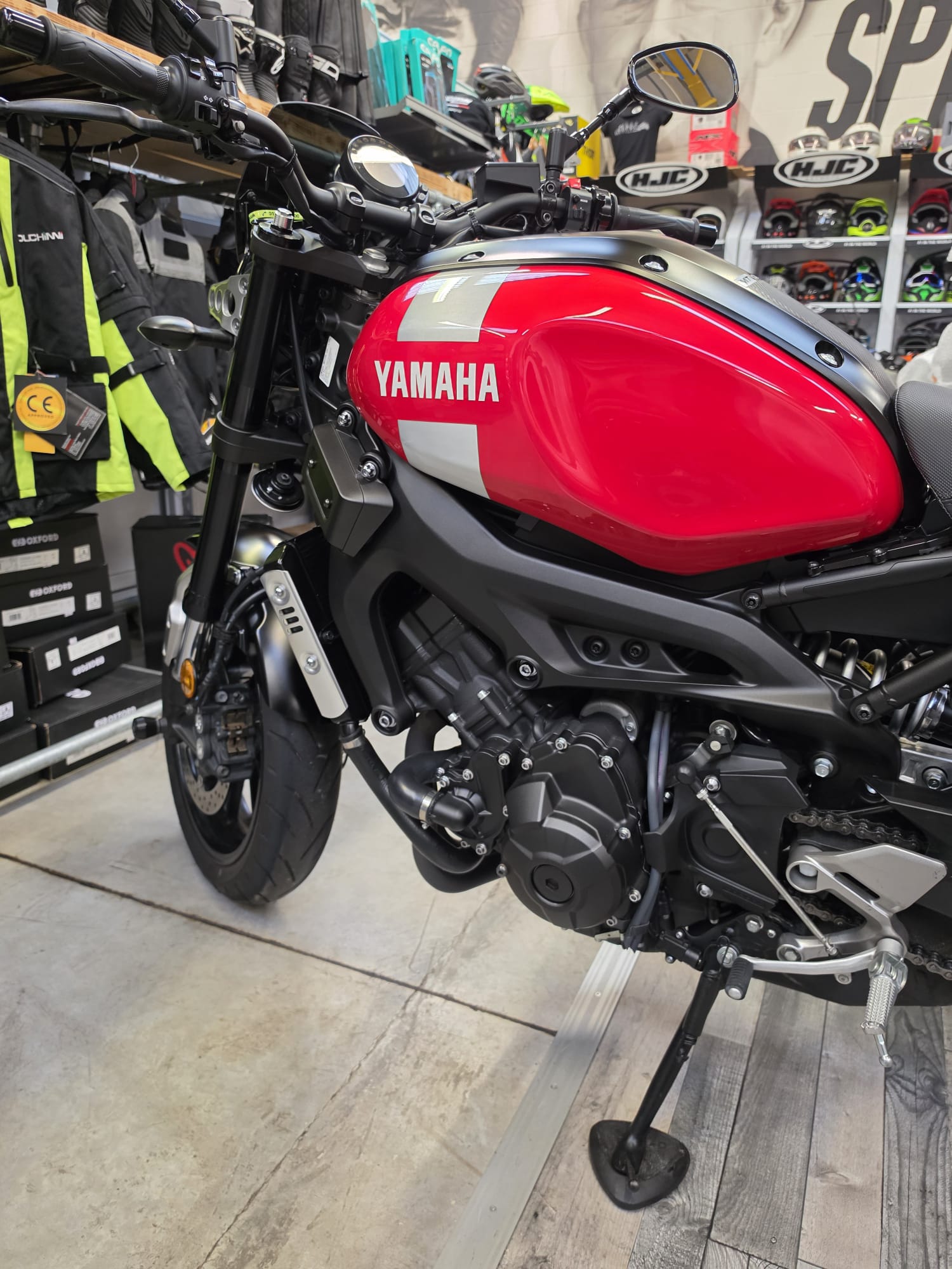 Yamaha XSR900 - Red