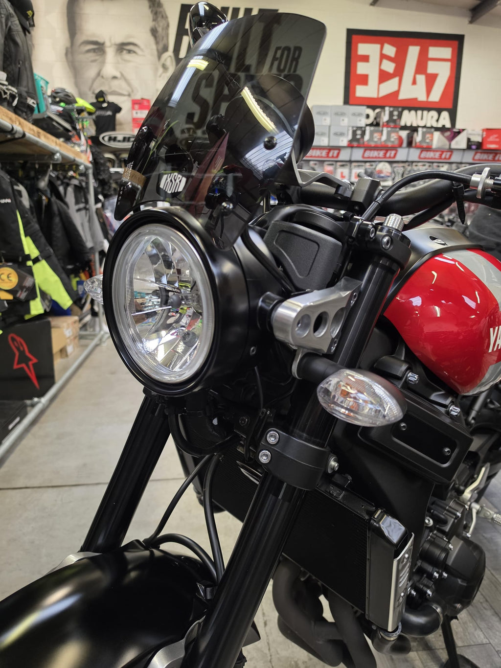 Yamaha XSR900 - Red