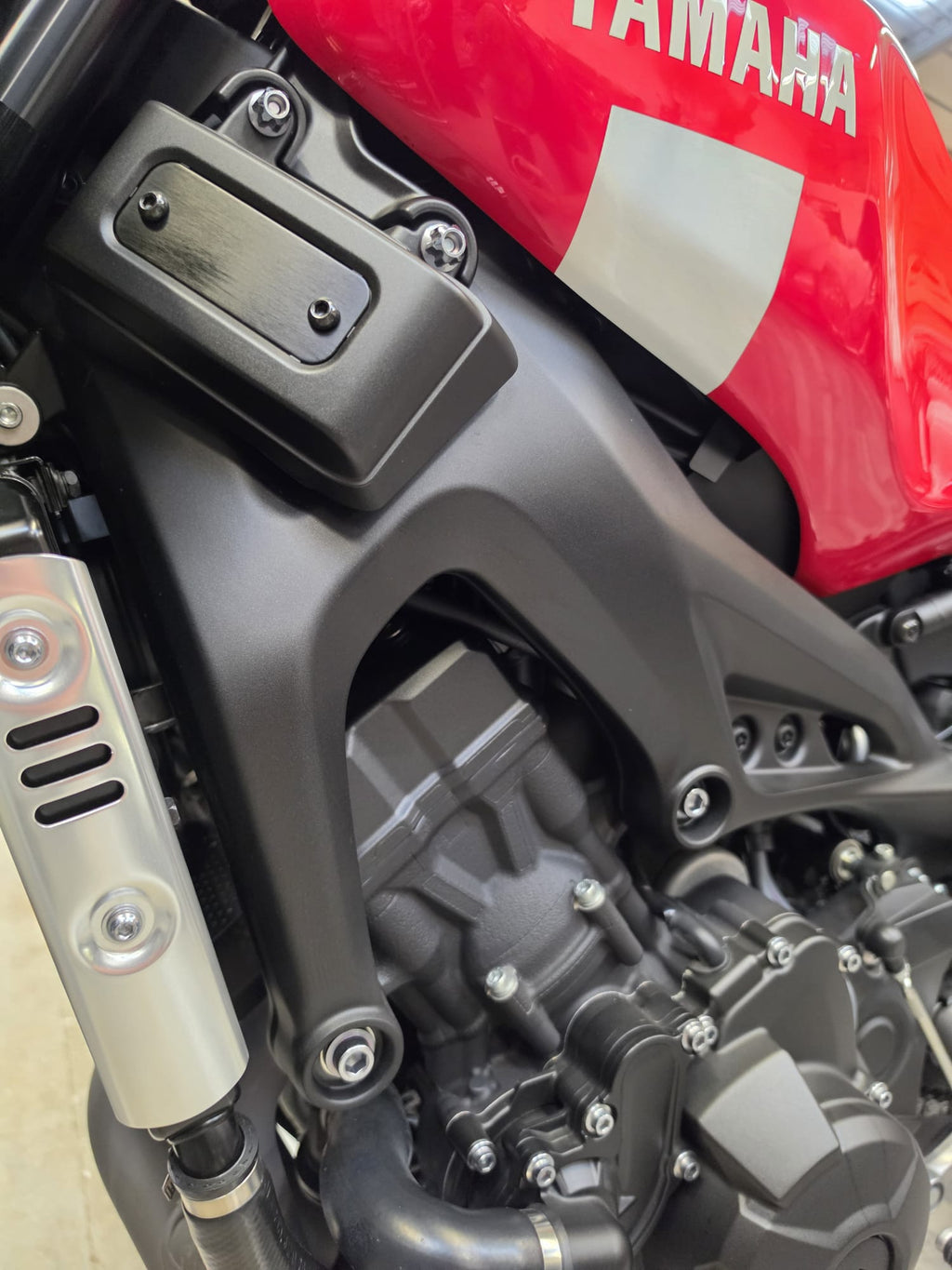 Yamaha XSR900 - Red